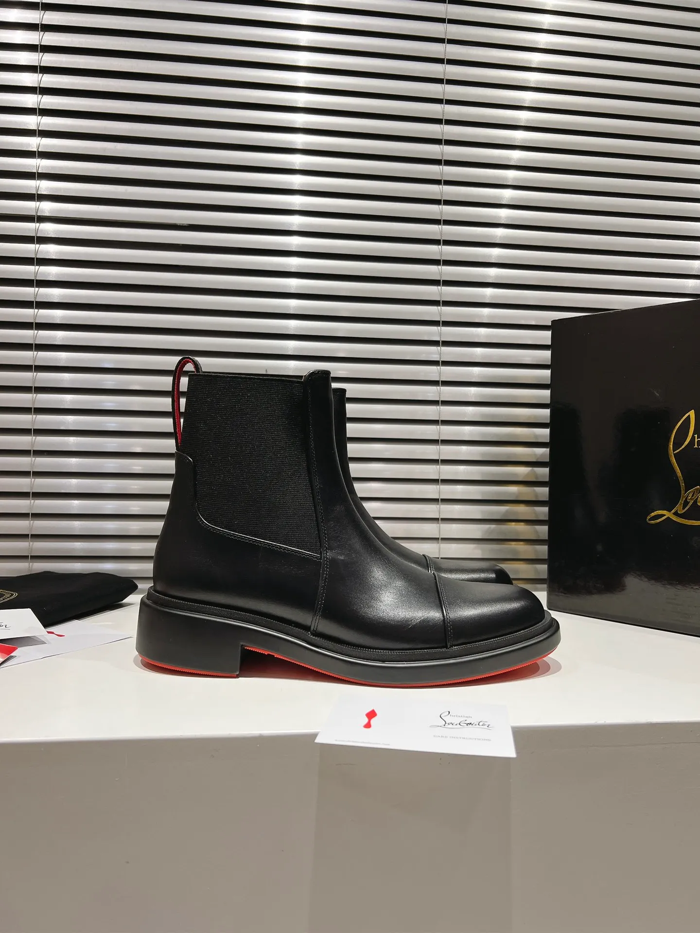 👟👟Ex-factory price 800👟👟 ╔Chelsea black nude boots╗ ·Top version customization·2024𝐬𝐬 Urbino Chelsea ankle boots are charming with smooth lines. The boots are made of black calfskin and feature a tonal rubber sole with the signature Maison Christian Louboutin Loubi red. This urban style features a heel tab and elastic side panels making it easy to put on 𝑪𝒉𝒓𝒊𝒔𝒕𝒊𝒂𝒏 𝑳𝒐𝒖𝒃𝒐𝒖𝒕𝒊𝒏 ▪️No matter the last shape, fabric, diamonds, nails, lining, outsole, they are all as close to ZP as possible... ▪️The original sole is specially provided by the original factory ▪️The lining is imported water-dyed cowhide ▪️Private customization time is about 3-7 days —————— Size: Men's 39M-47M